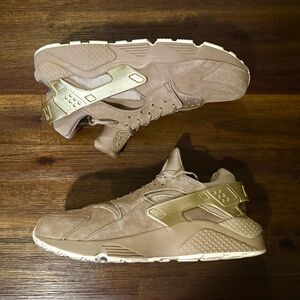 Nike Air Huarache Premium Metallic Gold Coin - Size 11 RARE Suede Jordan Max